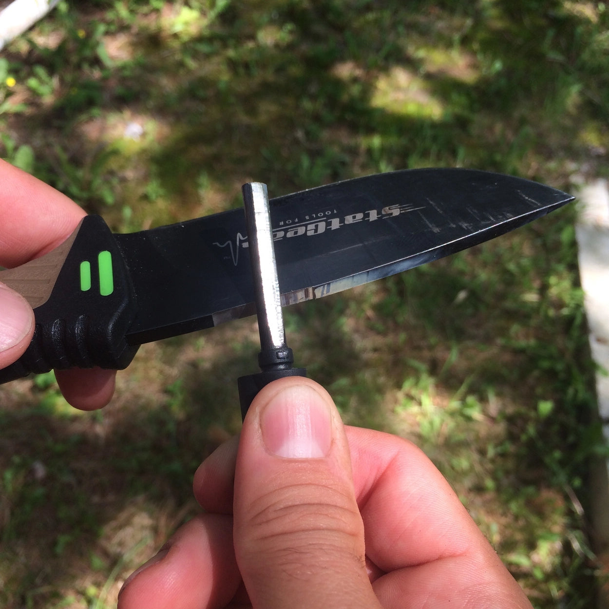 Couteau de survie pour camping et chasse avec allume-feu et affûteur
