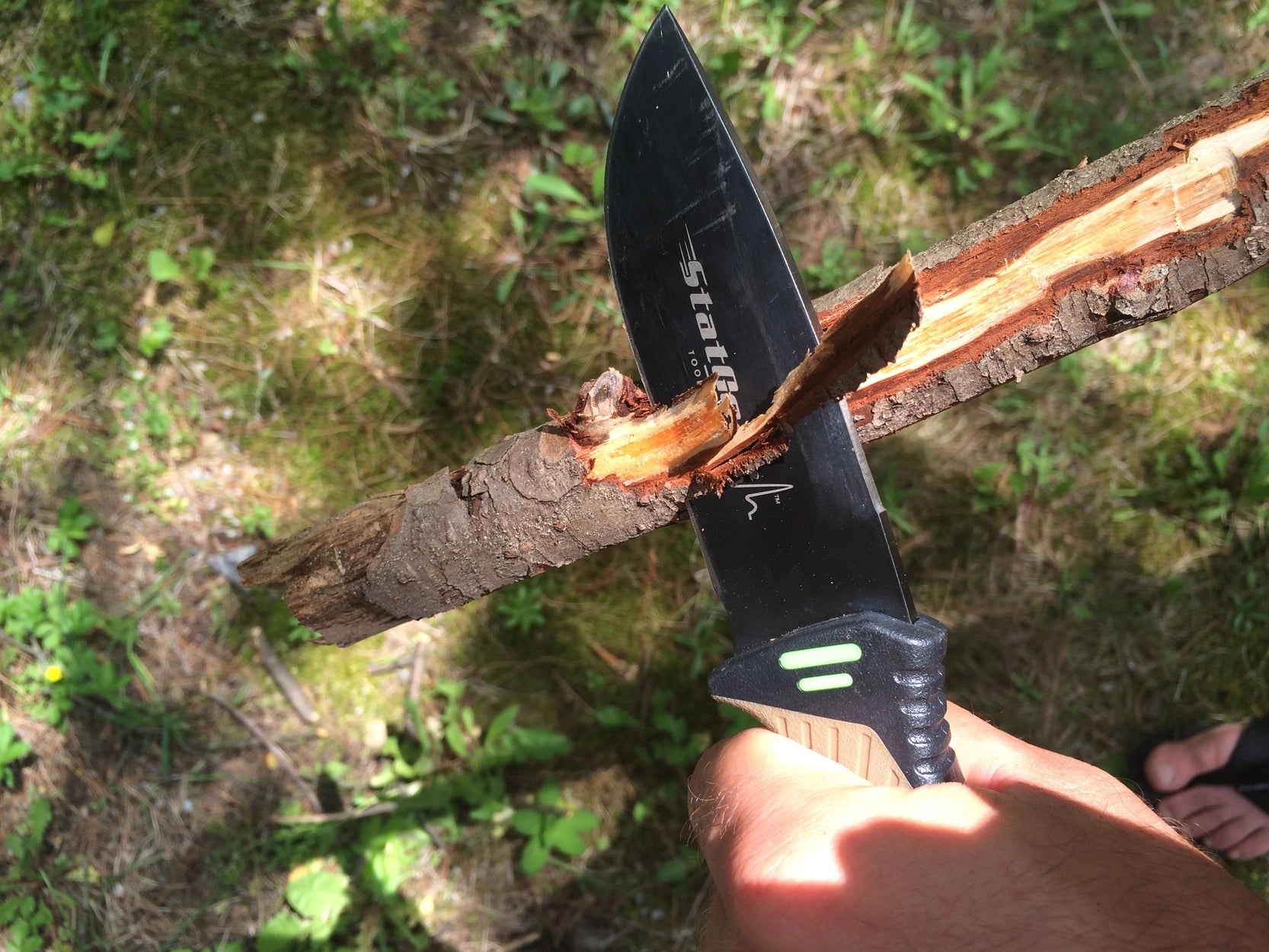 Couteau de survie pour camping et chasse avec allume-feu et affûteur